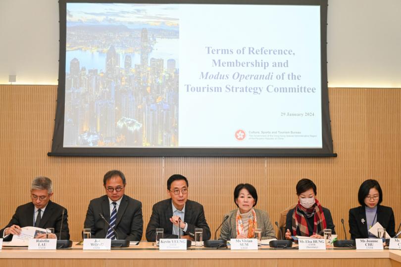集思廣益:  由楊潤雄（左三）擔任主席的旅遊業策略委員會召開首次會議。