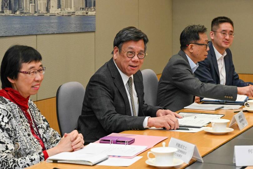 訂立方向:  丘應樺（左二）擔任主席的電子商貿發展專責小組召開首次會議，展開統籌和制訂電貿發展政策和措施的工作。