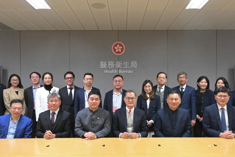醫療協作:  盧寵茂（前排右三）與葛均波（前排左三）、霍勇（前排右二）和專家代表團成員會面。