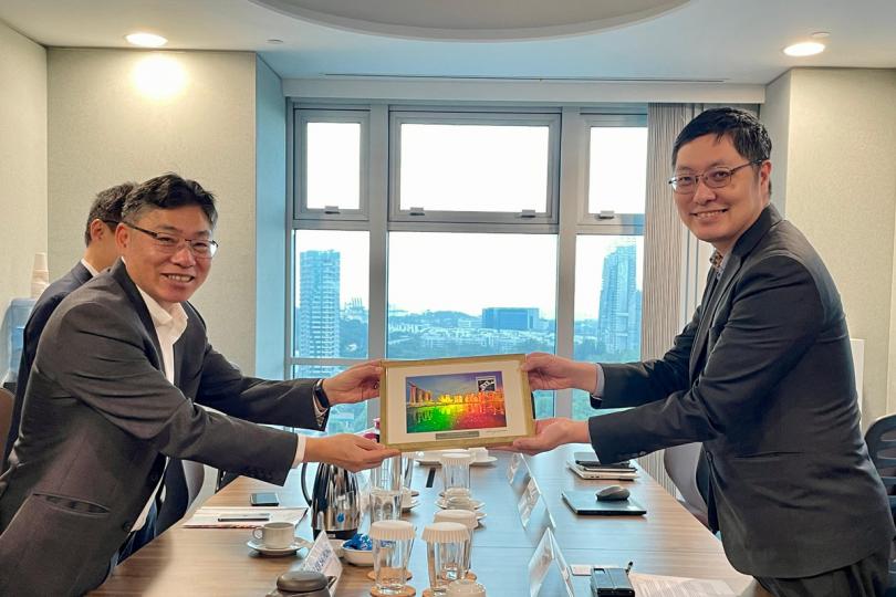 友好交流:  林世雄（左）與新加坡海事及港務管理局局長張英智會面。
