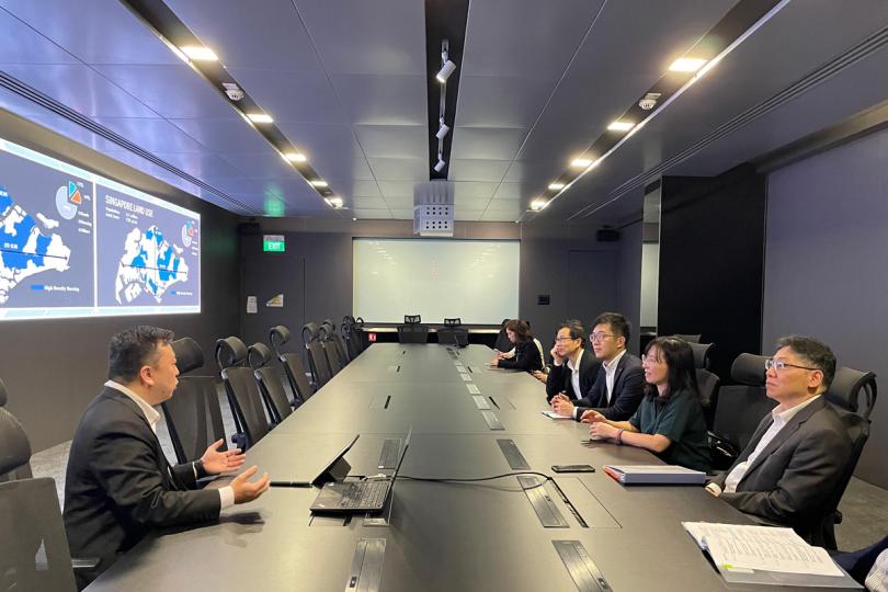 便利出行:  林世雄（右）在新加坡陸路交通管理局智慧運輸系統中心了解該國如何透過智慧交通管理系統提升運輸效率。