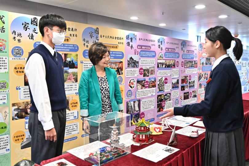 認識國家:  蔡若蓮（中）聽取學生分享公民科內地考察學習成果。