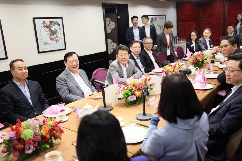 交流:  夏寶龍（左二）與各區區議會主席進行地區工作午餐會，就地區治理事務互動交流。