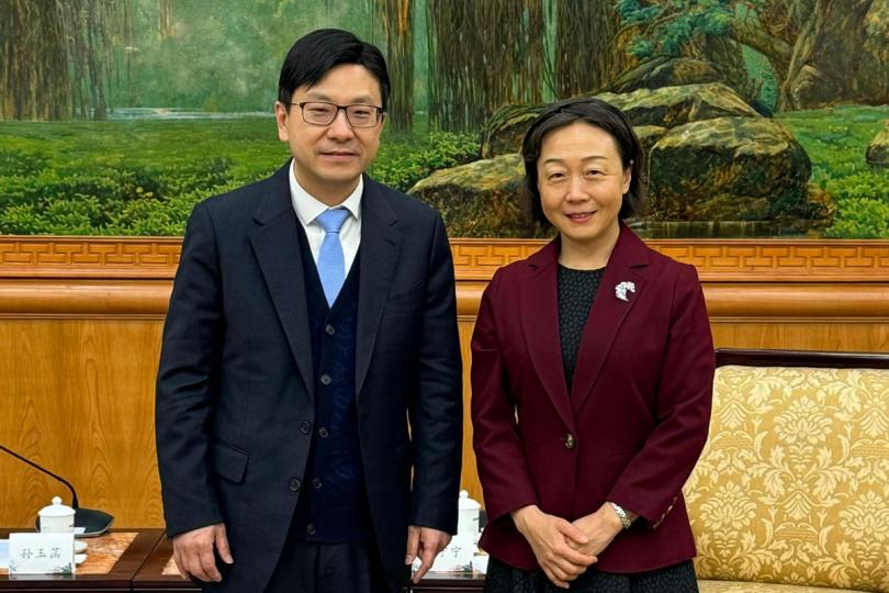 介紹政策:  孫玉菡（左）拜會福建省常務副省長郭寧寧。   