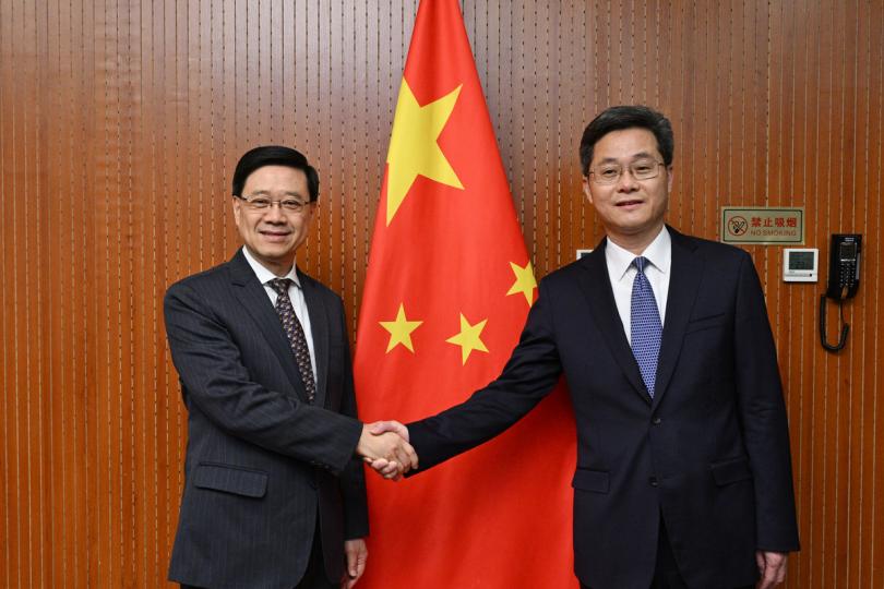 金融協作:  李家超 （左）與國家財政部部長藍佛安會面。
