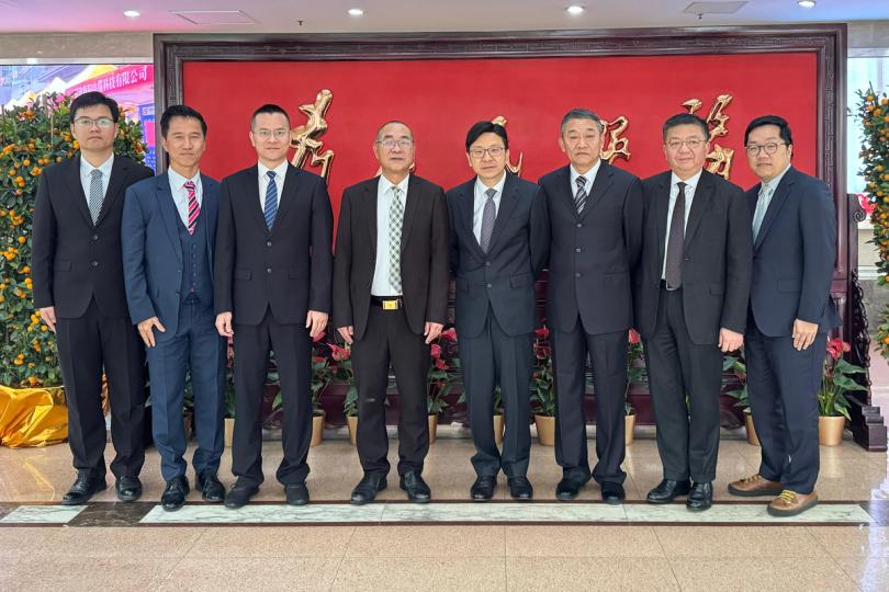 拜訪:  孫玉菡（右四）拜訪歐陽曉波（左四），了解當地安老服務規劃。