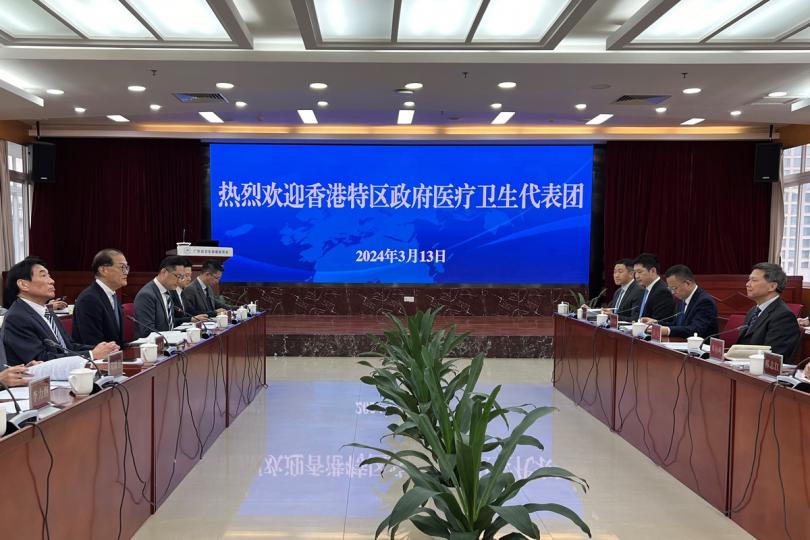 深化合作:  盧寵茂（左二）與廣東省衞生健康委副主任黃飛（右一）會面，討論多項跨境醫療服務。