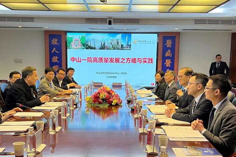 加強培訓:  盧寵茂（右三）與中山一院院長肖海鵬（左一）會面。