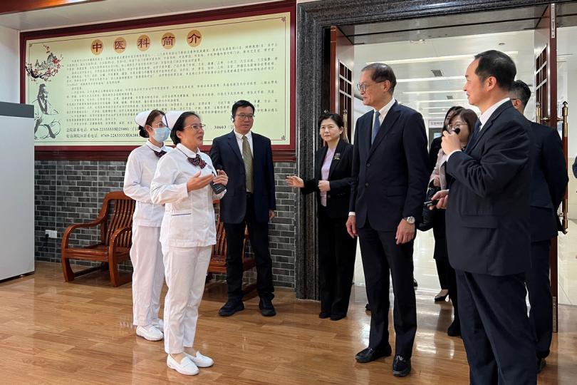試點機構:  盧寵茂（右二）在東莞東華醫院聽取職員介紹該院的中醫服務。