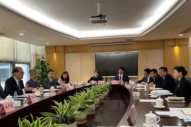 深入交流:  盧寵茂（左一）與東莞市人民政府副市長黎軍（右一）會面。