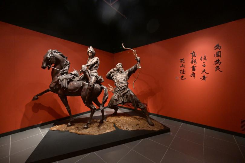 栩栩如生:  展覽展出《射鵰英雄傳》的郭靖和黃蓉雕像。
