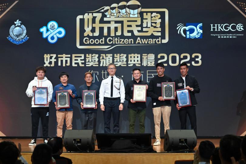 奮勇救人:  蕭澤頤（中）頒發全年好市民獎予六名自發參與海上救援的船家。