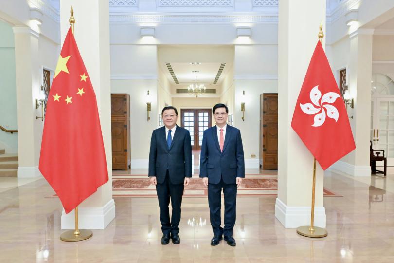 迎迓來賓:  李家超（右）在禮賓府與王偉中會面。