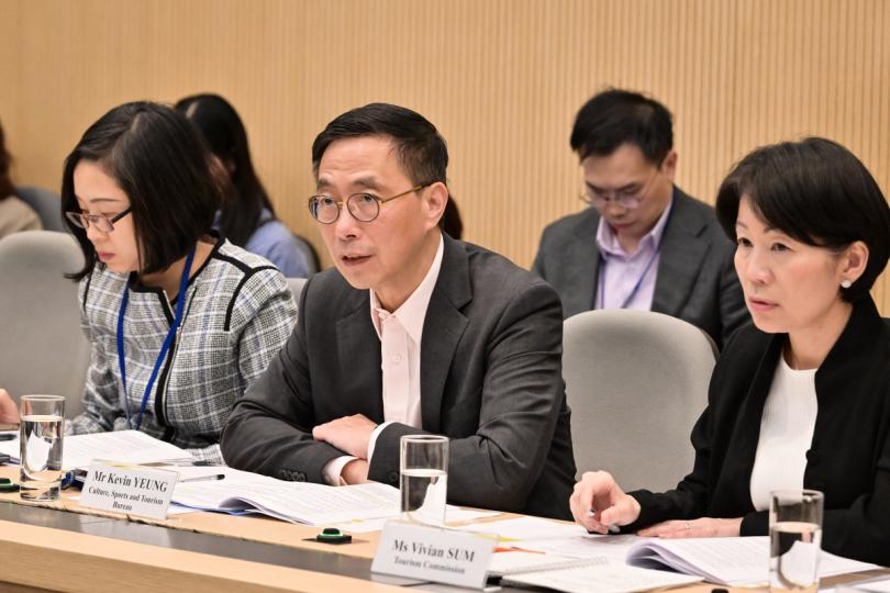 充分準備:  楊潤雄（中）主持會議，統籌內地勞動節黃金周接待訪港旅客預備工作，並聽取與會單位代表講解相關工作。
