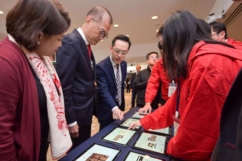 數據資源:  盧寵茂（左二）出席「數碼中藥標本館」專題網站啟動禮，並瀏覽該網站。