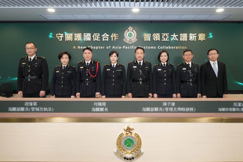 守關護國:  何珮珊（左四）在記者會上回顧部門去年工作。