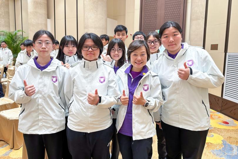 體驗:  蔡若蓮（前排右二）出席國家安全教育參訪團開營儀式，與團員合照。