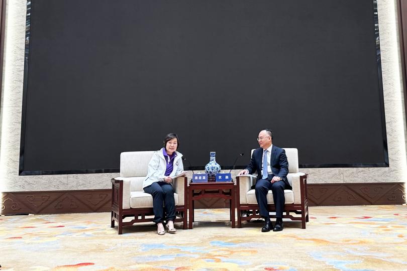 拜訪:  蔡若蓮（左）在北京拜訪中央港澳辦副主任農融。
