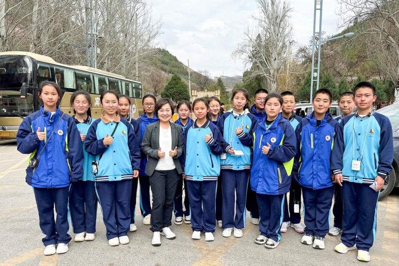 重溫歷史:  蔡若蓮（前排左三）與當地學生一起參訪楊家嶺革命舊址。