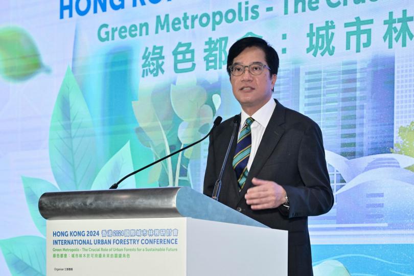 綠色都會:  黃偉綸在香港2024國際城市林務研討會開幕禮上致開幕辭。