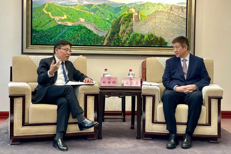 共議:  林世雄（左）與中國民用航空局局長宋志勇商討進一步加強香港與內地之間的航空連結等安排。