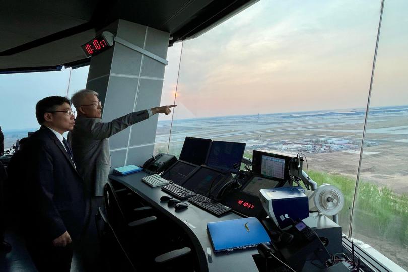 參觀:  林世雄（左）參觀北京大興國際機場的塔台，聽取有關空管中心運作的介紹。