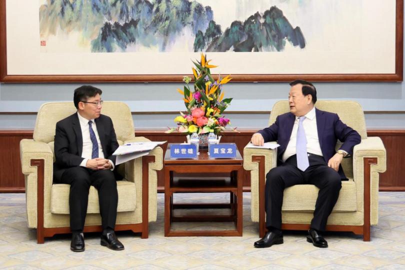 龨報:  林世雄（左）拜會國務院港澳事務辦公室主任夏寶龍。