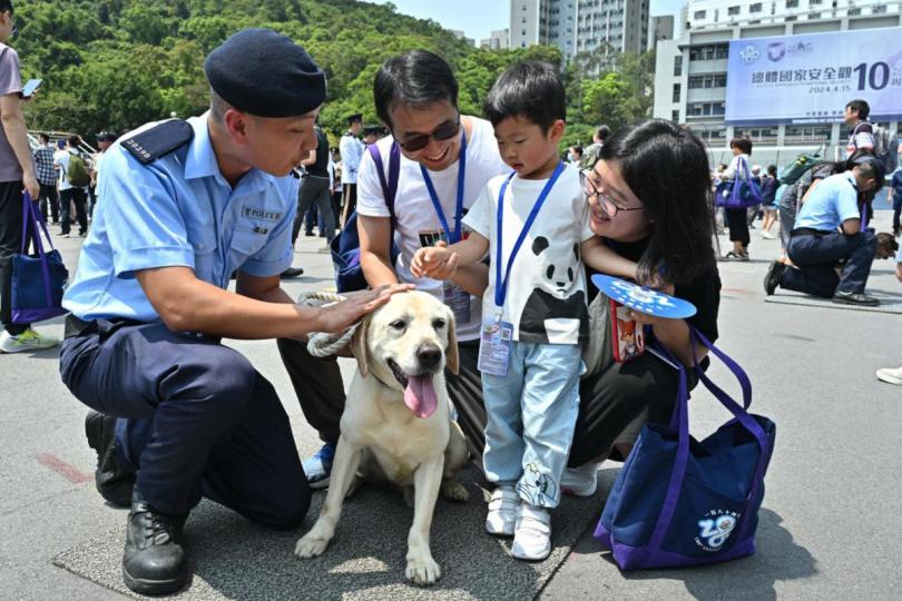 服務市民:  警犬隊人員向參觀者介紹其工作。