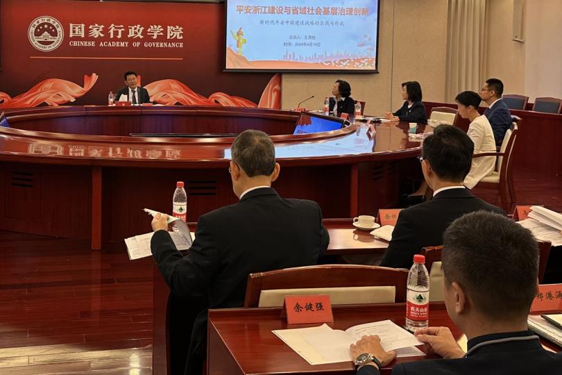 浙江經驗:  王靈桂（後排左）為地區治理研修班學員講授課堂。