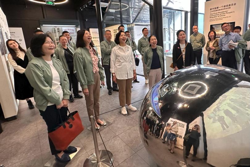 參觀學習:  麥美娟（前排左三）與特區政府民政事務專員地區治理研修班學員參觀中國社區建設展示中心。