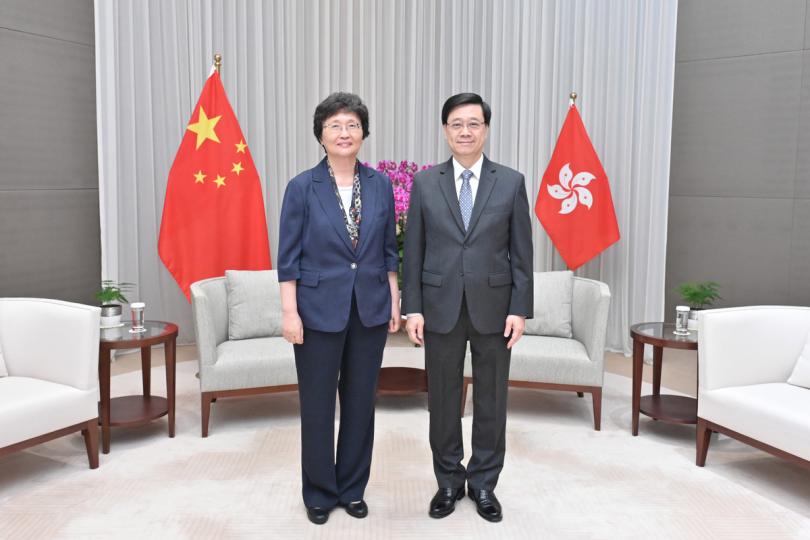 緊密聯繫:  李家超（右）與人力資源和社會保障部部長王曉萍會面。