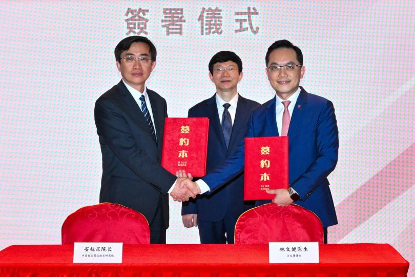 推進傳承:  林文健（右）與安撫東（左）簽署合作安排，李利見證簽署儀式。