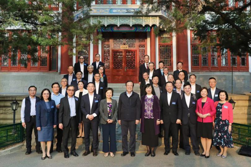 訪問北大:  蔡若蓮（前排左四）到訪北京大學，與北大黨委書記郝平（前排左五）合照。
