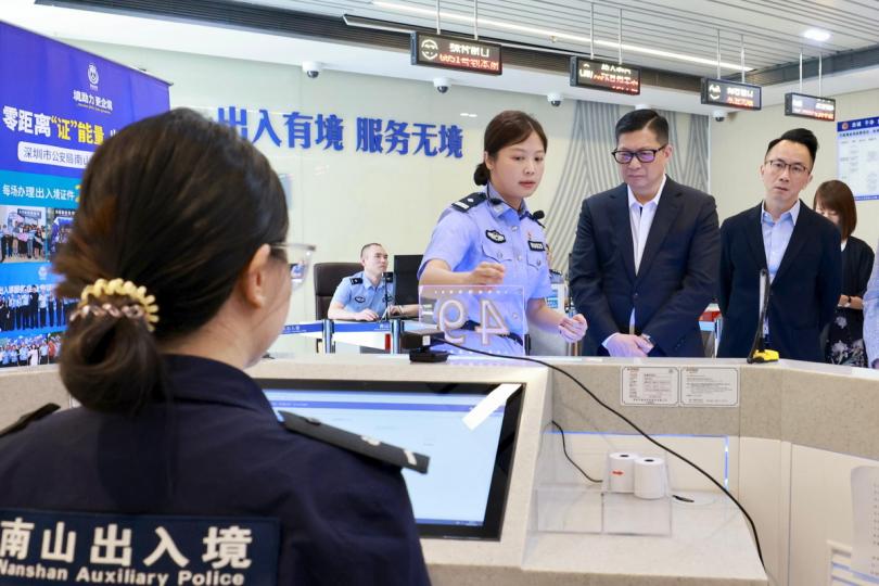 利民便民:  鄧炳強（右二）考察南山公安分局深圳灣服務中心，了解其一站式服務。