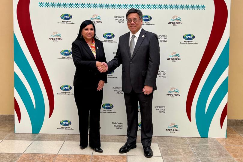 貿易協作:  丘應樺（右）於阿雷基帕時間5月16日與Elizabeth Galdo Marín會面。