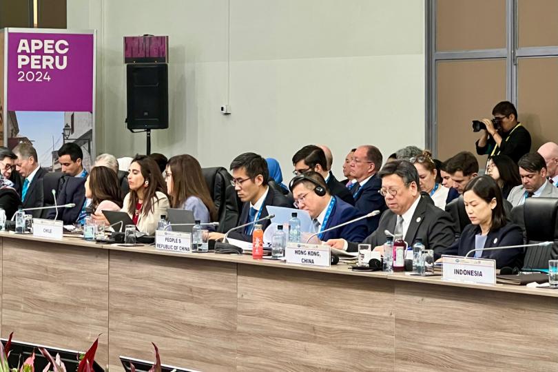 開放貿易:  丘應樺（前排右二）出席亞太經合組織貿易部長會議，在討論環節發言。旁為工業貿易署署長黃少珠（前排右一）。