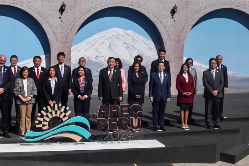 共同繁榮:  丘應樺（前排右一）在秘魯阿雷基帕出席亞太區經合組織貿易部長會議，與其他與會部長合照。