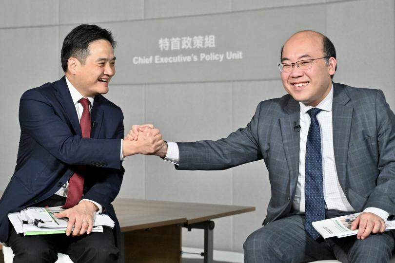 共同謀劃:  周文港（右）說，特首政策組能夠發揮下情上報的作用。