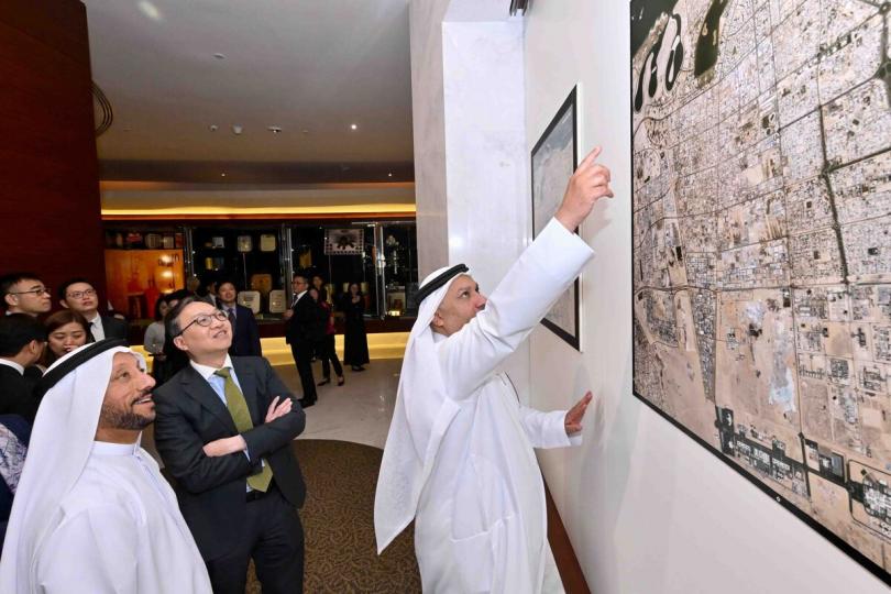 探索商機:  林定國（左二）和代表團在Abdallah Sultan Al Owais（左一）陪同下參觀沙迦工商會。