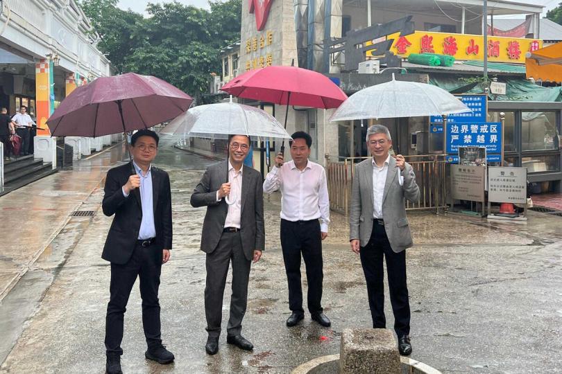 實地視察:  楊潤雄（左二）、鄧飛波（右二）到訪深圳沙頭角，了解該處的升級改造計劃。