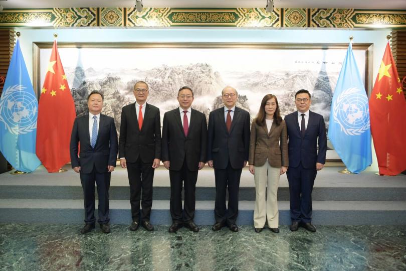 醫衞議題:  盧寵茂（左二）與曹雪濤（左三）和陳旭（右三）會面。