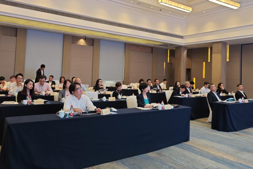 經驗互鑑:  何永賢（前排左二）與內地官員舉行首屆內地與香港特區住房交流會。