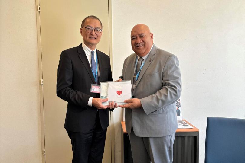 友好會面:  盧寵茂（左）與Saia Ma’u Piukala就控煙、推動基層醫療發展等議題交流意見。
