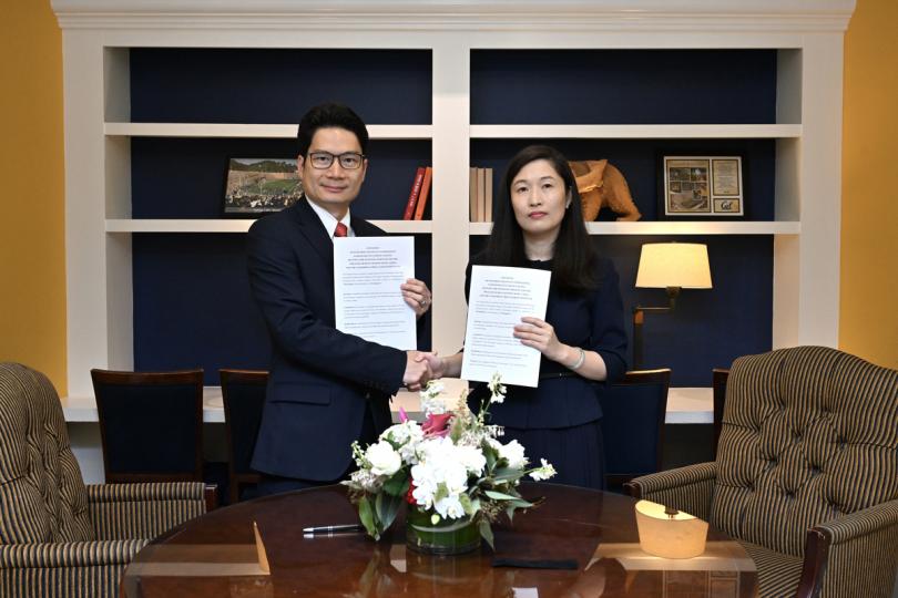 簽署:  香港與三藩市灣區夥伴簽訂三項合作意向書或備忘錄，其中一份意向書由財經事務及庫務局副局長陳浩濂（左）與加州---中國氣候研究院簽訂，以加強碳市場發展及可持續金融等範疇的合作。