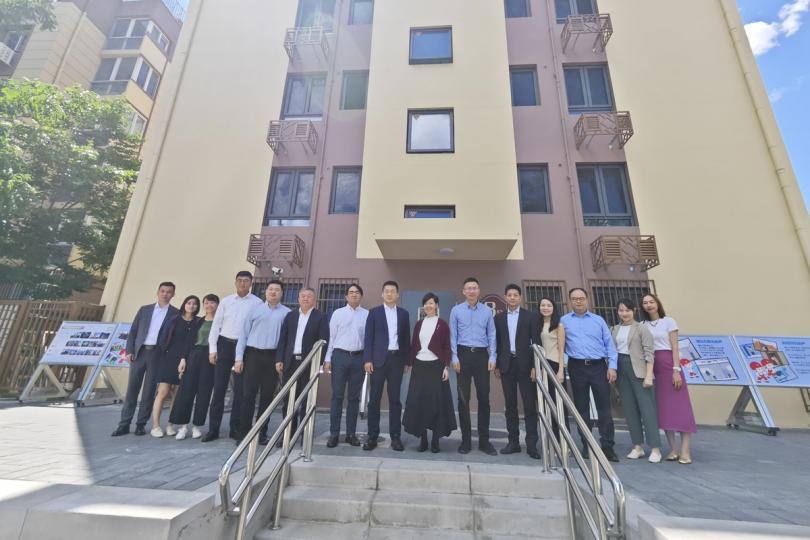 先進技術:  何永賢（右七）參觀北京市首個以混凝土組裝合成建築法興建的項目。