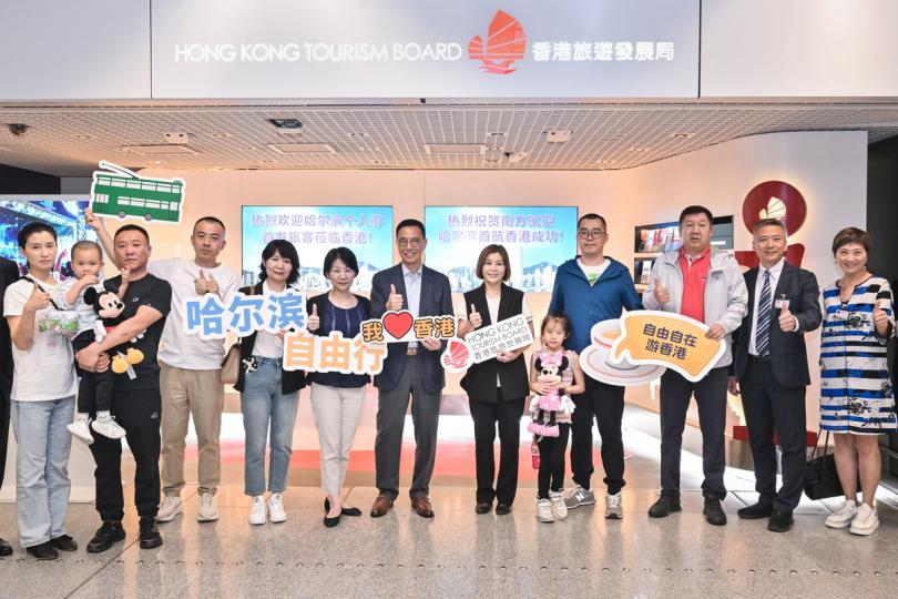 熱情好客:  楊潤雄（中）到旅遊發展局位於香港國際機場的旅客諮詢中心迎接來自八個內地城市的旅遊業界代表和媒體。
