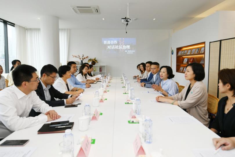 友好交流:  麥美娟（右三）在成都與當地官員會面，探討社區治理。