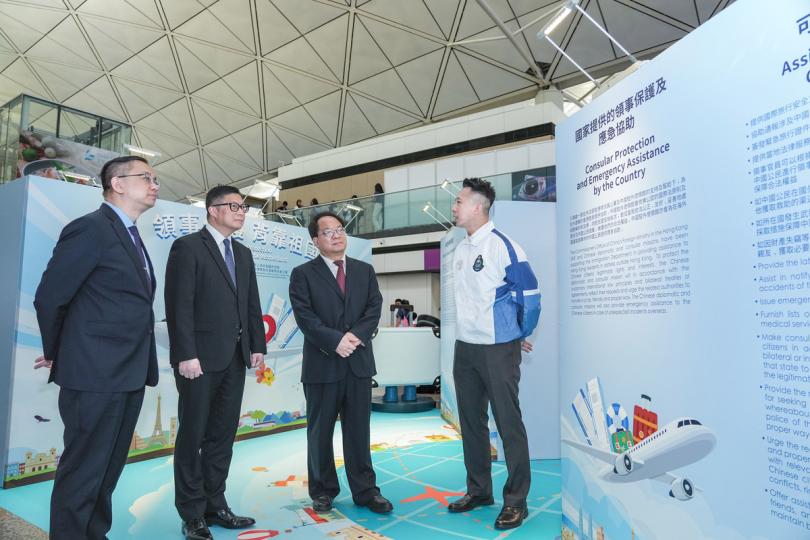 支援市民:  潘雲東（右二）、鄧炳強（左二）參觀在香港國際機場舉行的領事保護巡迴展覽。