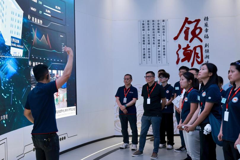 高新科技:  鄧炳強（前排右四）率領領袖論壇成員參觀中國建築國際集團的生產基地。