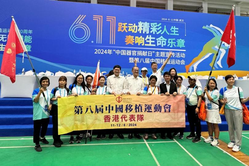 親身打氣:  盧寵茂（前排左七）在武漢與香港運動員合照。
